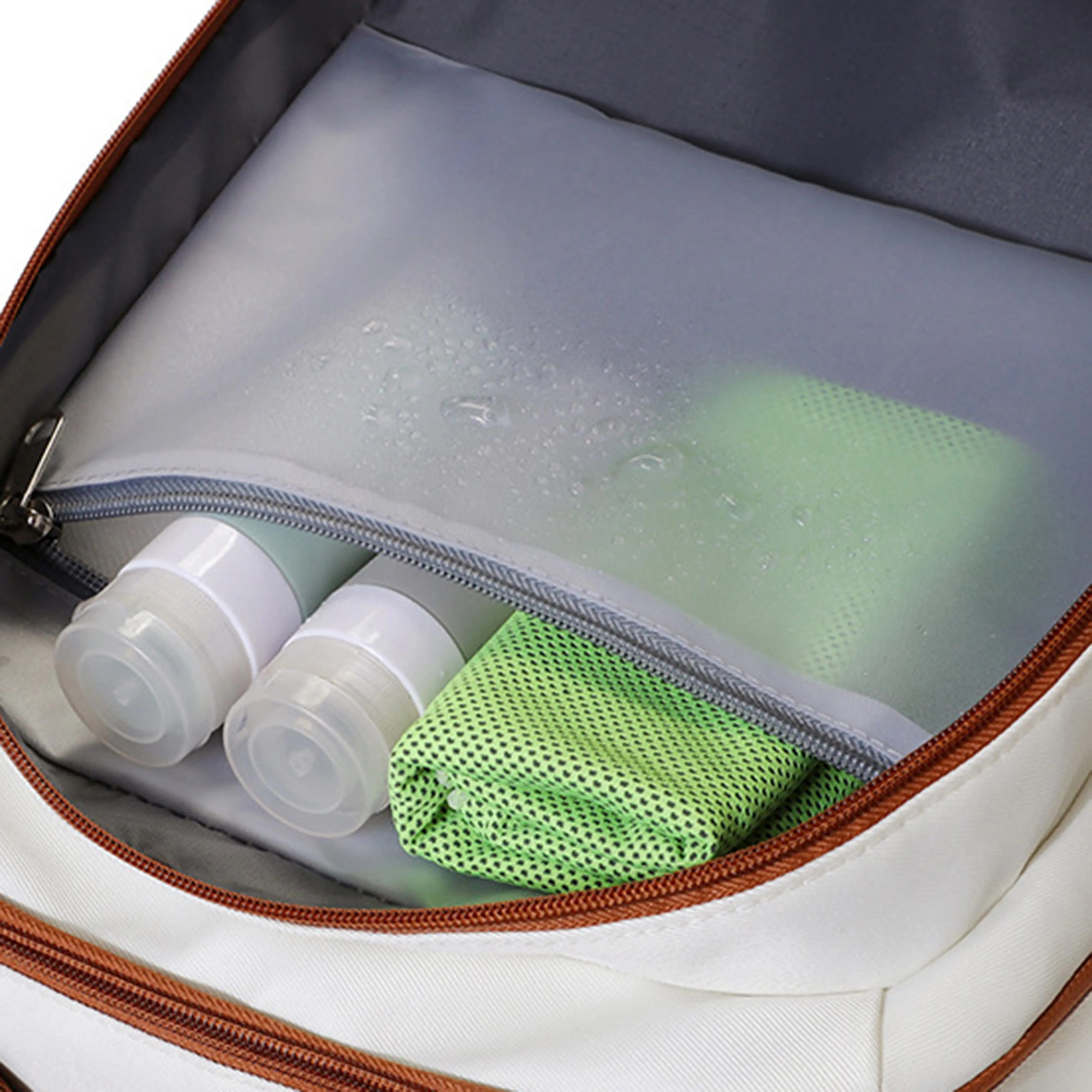 FRONT POCKET WITH DRY AND WET SEPARATION